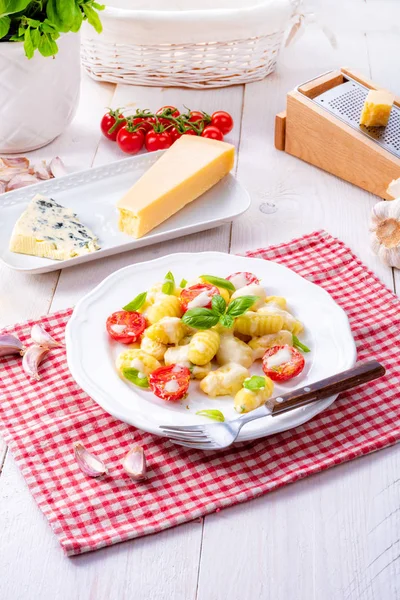 Heerlijke Gnocchi Met Gorgonzola Roomsaus Kerstomaatjes — Stockfoto