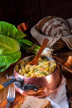 Genç ve taze lahana pişmiş pastırma küpleri ile