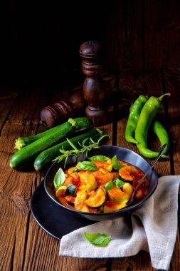 Vejetaryen ratatouille taze sebze ve otlar ile