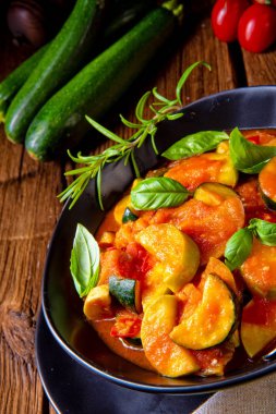 Vejetaryen ratatouille taze sebze ve otlar ile yakın çekim