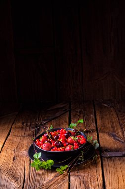 Çilek, frenk üzümü ve kiraz gibi farklı meyve ile kase