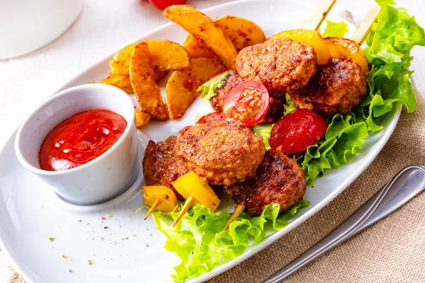 Spiedini Polpette Pomodoro Paprica Patate Forno — Foto Stock