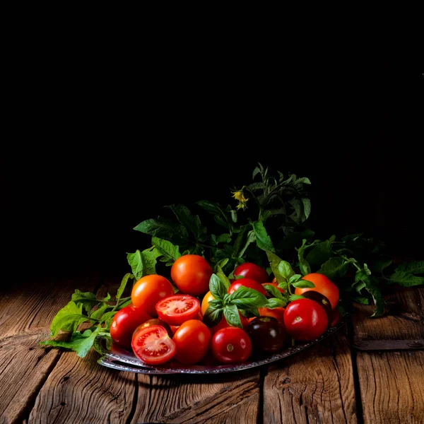 Verschillende Soorten Tomaten Geserveerd Gepresenteerd Met Kruiden Zilveren Schotel — Stockfoto