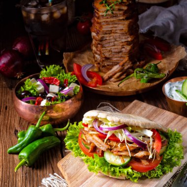 Çıtır Pide ızgara gyros etli. Çeşitli sebze ve sarımsak sosu
