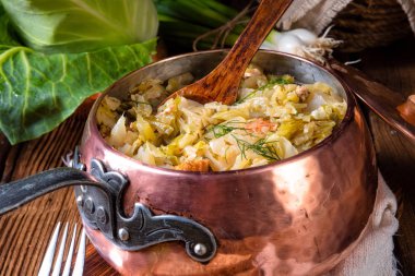 hizmet ve gümüş tepside sunulan domates türleri.