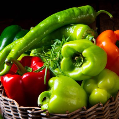 çeşitli hasat biber ve sıcak biber sepeti