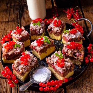 Kırmızı kuş üzümü ile muhteşem sulu çikolatalı kek