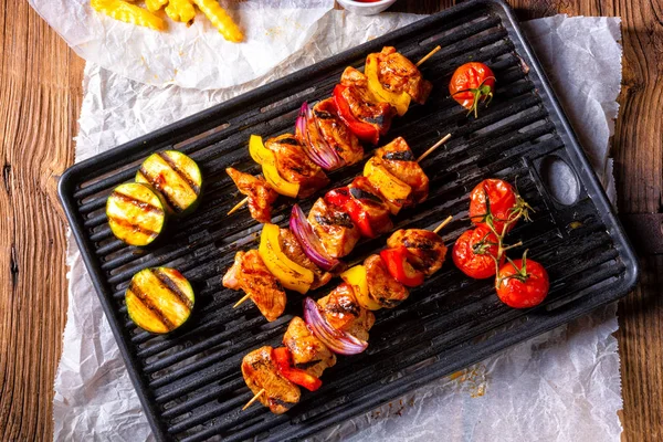 Rustikální Šíš Kebab Špejle Marinovaným Šunka Maso Paprikou Červenou Cibulí — Stock fotografie