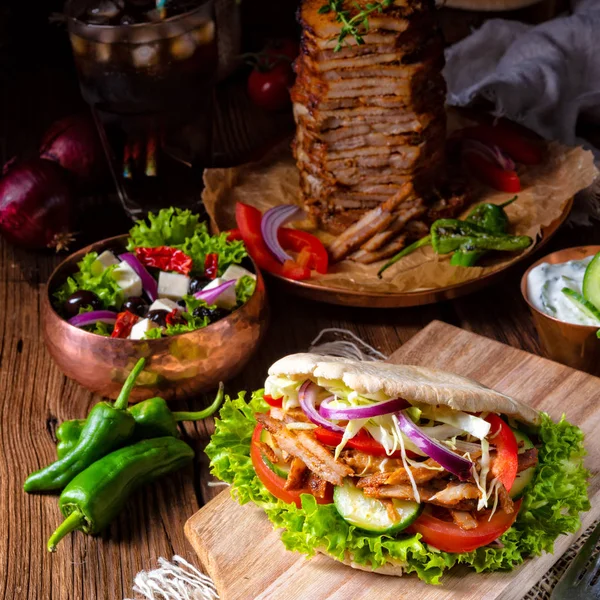 Knusprige Pita Mit Gegrilltem Gyros Fleisch Verschiedene Gemüse Und Knoblauchsoße — Stockfoto