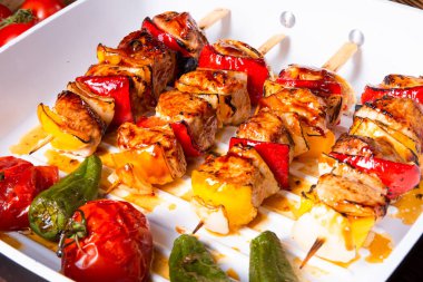soğan ve kırmızı biber ile orijinal Macar Kebab