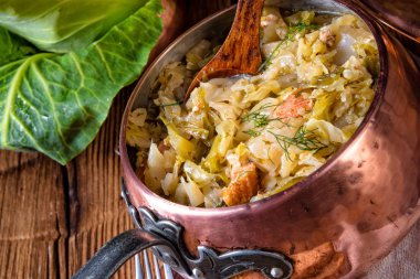 Genç ve taze lahana pişmiş pastırma küpleri ile