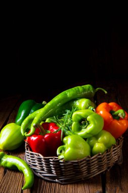 çeşitli hasat biber ve sıcak biber sepeti