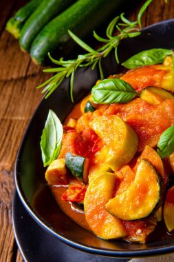 Vejetaryen ratatouille taze sebze ve otlar ile