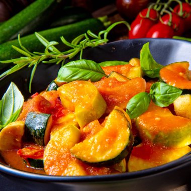 Vejetaryen ratatouille taze sebze ve otlar ile