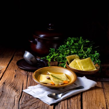 Geleneksel dolgu ile lezzetli Swabian orijinal Maultaschen