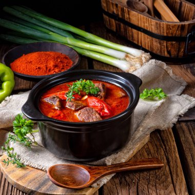 Sığır eti ve kırmızı biber ile Macar gulaş