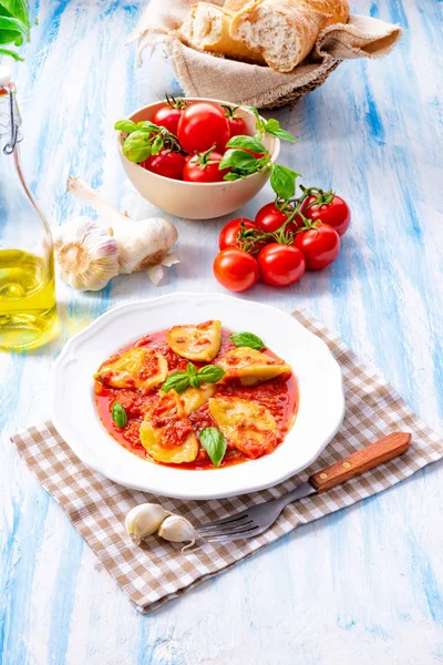 Heerlijke Pasta Ravioli Tomato Sauce Met Basilicum — Stockfoto