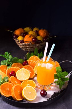 taze sıkılmış portakal suyu buz cam ile