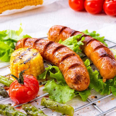 Haşlanmış Mısır ve yeşil salata ile lezzetli krakauer sosis ızgara