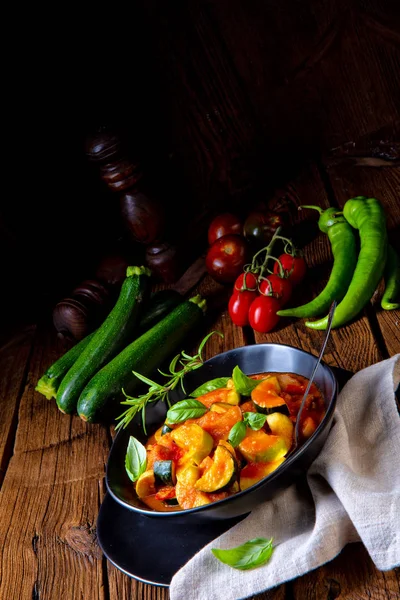 Χορτοφάγος Ρατατούιγ Φρέσκα Λαχανικά Και Μυρωδικά — Φωτογραφία Αρχείου