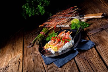 Kırmızı salsa ve yeşil kuşkonmaz ile ızgara kırmızı Arjantinli karides