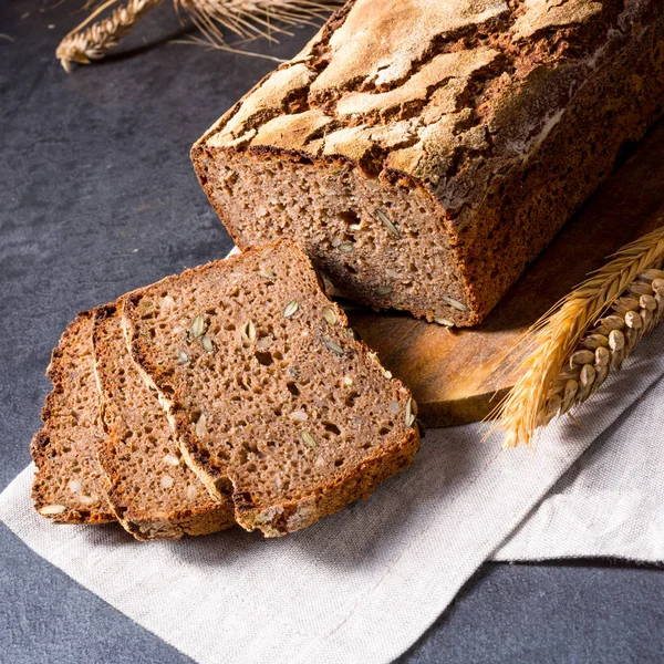 Delikat Och Hälsosamt Hembakat Fullkornsbröd Med Honung — Stockfoto