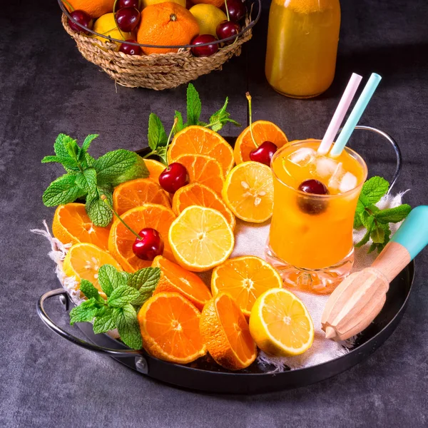 Succo Arancia Appena Spremuto Con Ghiaccio Vetro — Foto Stock