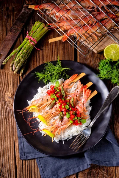 Camarones Argentinos Rojos Parrilla Con Salsa Roja Espárragos Verdes — Foto de Stock