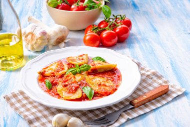 Fesleğenli domates soslu ravioli yakından görmek