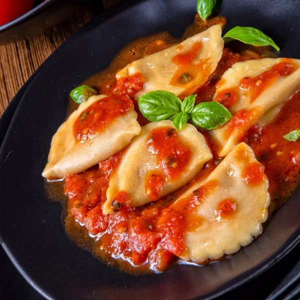 Vista Cerca Ravioli Salsa Tomate Con Albahaca Mesa — Foto de Stock