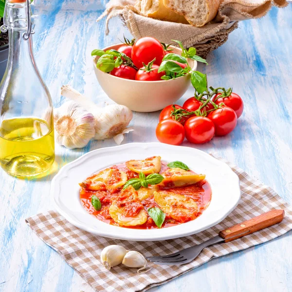 Nahaufnahme Von Ravioli Tomatensauce Mit Basilikum — Stockfoto