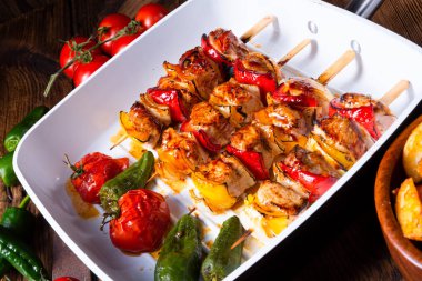 soğan ve kırmızı biber ile orijinal Macar şaşlık yakından görmek