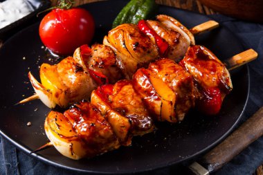 soğan ve kırmızı biber ile orijinal Macar şaşlık yakından görmek