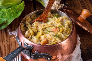 Genç ve taze lahana pişmiş pastırma küpleri ile yakından görmek