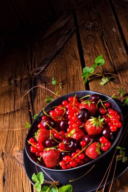 Farklı taze olgun çilek ile kase 