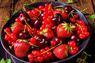 Farklı taze olgun çilek ile kase 