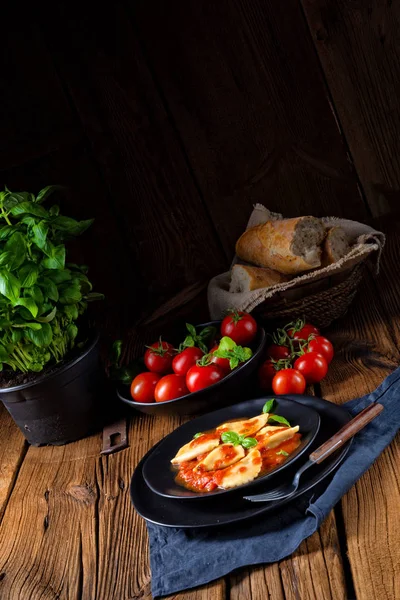 Zbliżenie Ravioli Sosie Pomidorowym Bazylia Stole — Zdjęcie stockowe