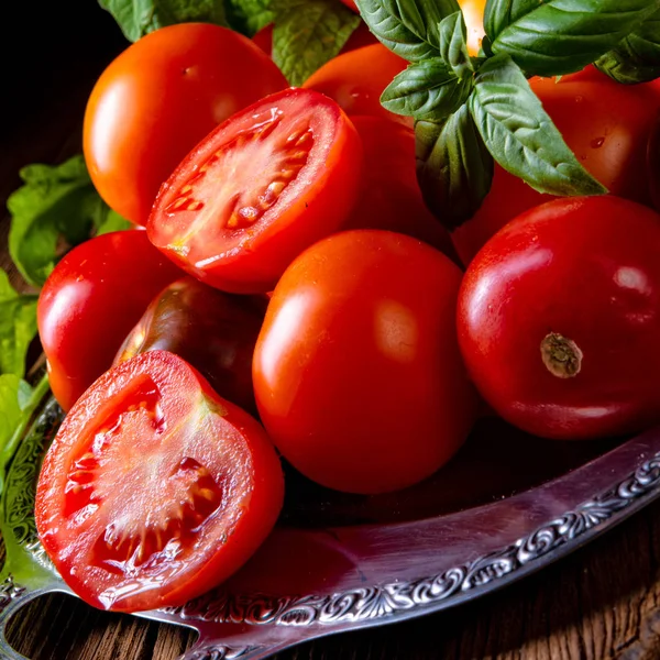 Vergrote Weergave Van Verschillende Soorten Tomaten Geserveerd Gepresenteerd Zilveren Schotel — Stockfoto