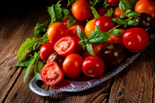Vergrote Weergave Van Verschillende Soorten Tomaten Geserveerd Gepresenteerd Zilveren Schotel — Stockfoto