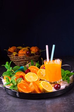 taze sıkılmış portakal suyu buz cam ile