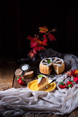 Elma gevrek kabuk ile - kaplı bu Amerikan elmalı turta olduğunu.