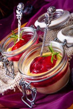 Tarçın ve Erik için kahvaltı taze irmik pudingi