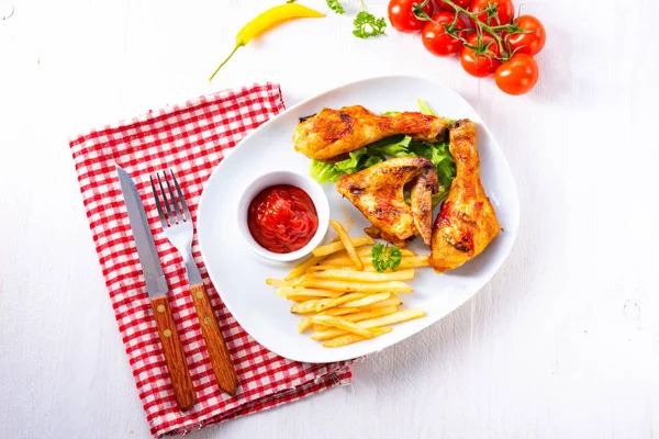 Gegrillte Chicken Wings Keule Chips Und Gemüse — Stockfoto