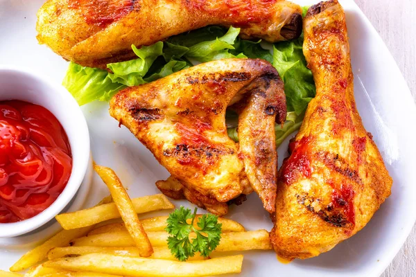 Gegrillte Chicken Wings Keule Chips Und Gemüse — Stockfoto