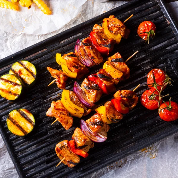 Brochetas Rústicas Shish Kebab Con Carne Jamón Marinado Pimentón Cebolla — Foto de Stock