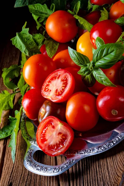 Verschillende Soorten Tomaten Geserveerd Gepresenteerd Zilveren Schotel — Stockfoto