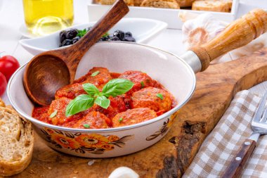 Fesleğenli domates soslu fırında mini köfte