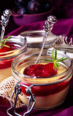 Tarçın ve erik ile taze irmik pudingi