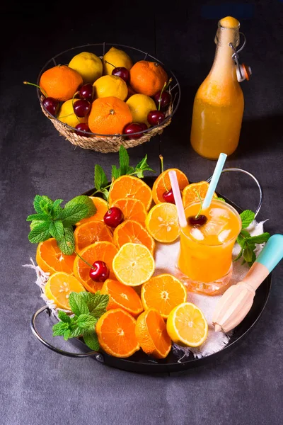 Succo Arancia Appena Spremuto Con Ghiaccio Vetro — Foto Stock