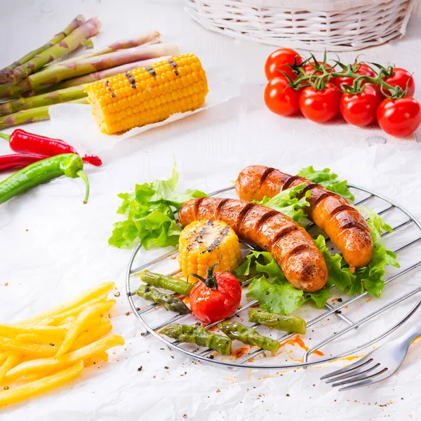 Krakauer Plancha Con Maíz Tomates —  Fotos de Stock